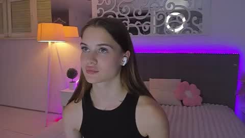 LuisaClover online show from August 8, 9:15 pm