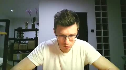 Andrew independent model 2000-0000 CET daily online show from August 8, 9:15 pm