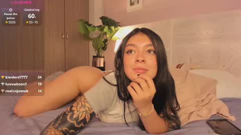 lummii_ online show from August 3, 12:50 am