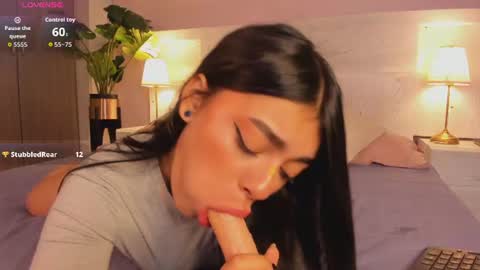 lummii_ online show from August 4, 7:11 pm