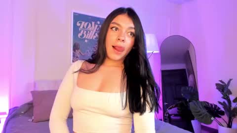 lummii_ online show from August 11, 7:05 pm
