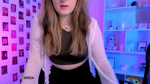 luna_berryy online show from July 30, 1:24 am