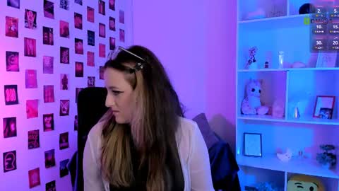 luna_berryy online show from July 30, 4:42 am