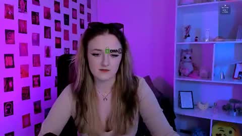 luna_berryy online show from July 31, 12:39 am