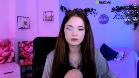 luna_berryy online show from August 5, 9:35 pm