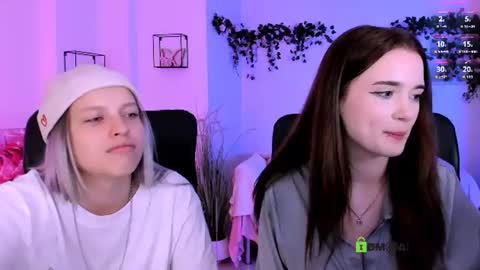 luna_berryy online show from August 6, 1:59 am