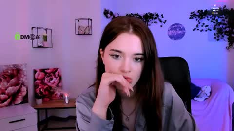 luna_berryy online show from August 6, 4:11 am