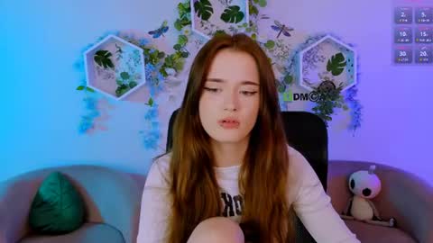 luna_berryy online show from August 8, 11:38 pm
