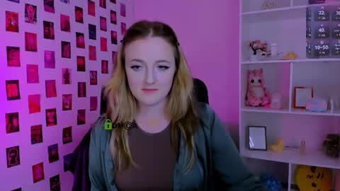 luna_berryy online show from August 12, 7:38 pm