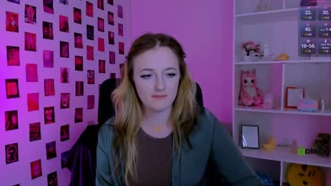 luna_berryy online show from August 12, 9:50 pm