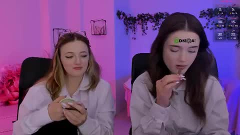 luna_berryy online show from August 14, 7:06 pm
