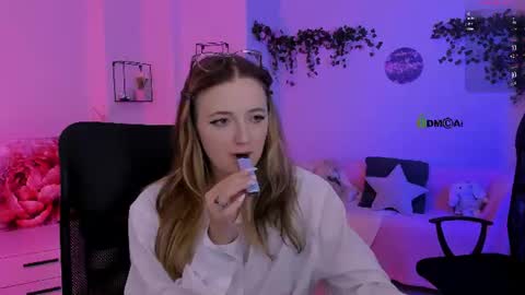 luna_berryy online show from August 14, 8:12 pm