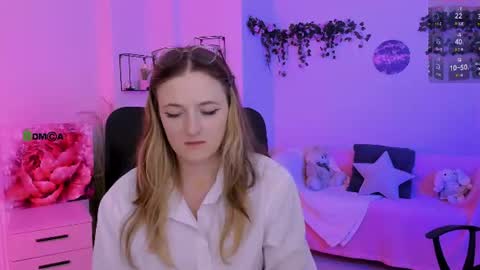 luna_berryy online show from August 15, 12:36 am