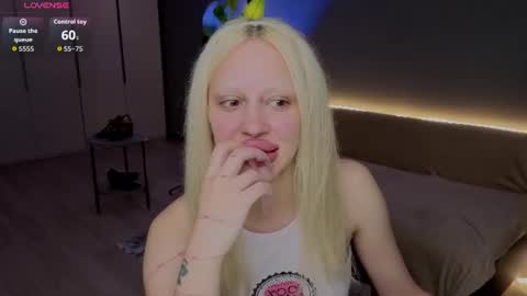 luna_beverly online show from August 5, 8:40 pm