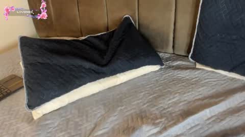 luna_honey9 online show from August 11, 6:37 am