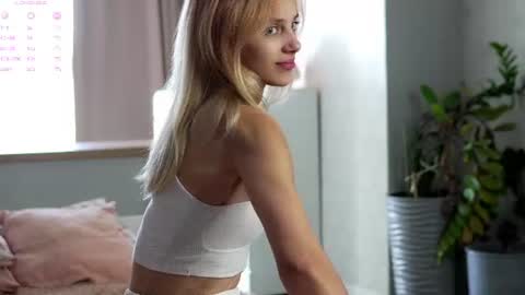Mia online show from August 11, 1:40 am