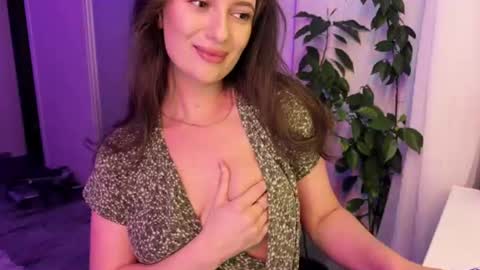 luna_raee online show from July 8, 8:57 pm