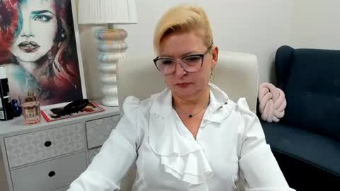 L u n a online show from July 24, 6:38 am