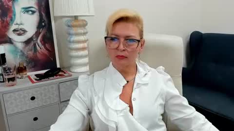 L u n a online show from July 24, 10:07 am