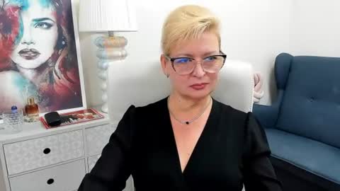 L u n a online show from July 25, 6:50 am