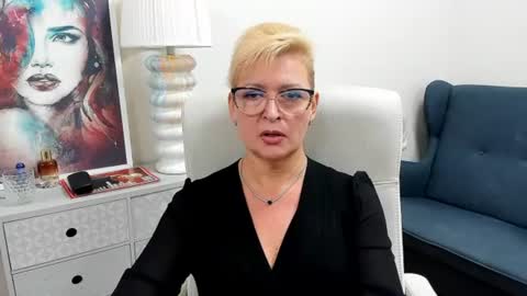 L u n a online show from July 25, 7:56 am