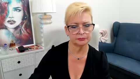 L u n a online show from July 25, 9:02 am