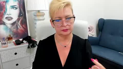 L u n a online show from July 25, 12:20 pm