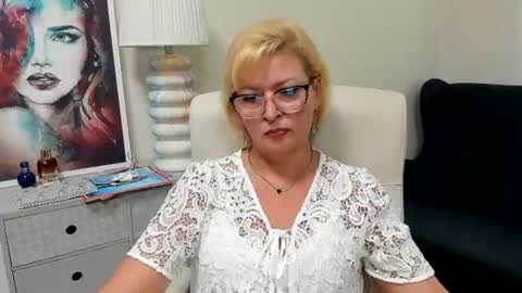 L u n a online show from August 5, 7:06 am