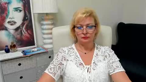 L u n a online show from August 5, 10:24 am