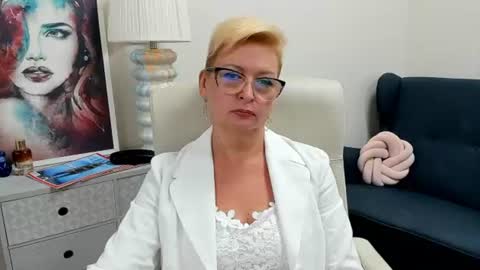 L u n a online show from August 11, 6:37 am