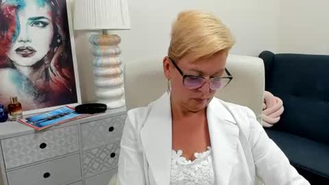 L u n a online show from August 11, 7:43 am