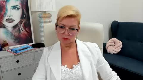 L u n a online show from August 11, 9:55 am