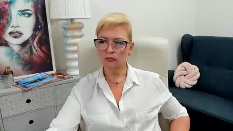 L u n a online show from August 14, 7:01 am