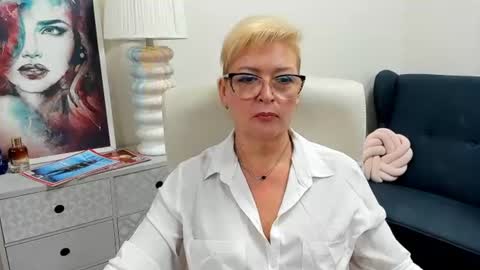 L u n a online show from August 14, 8:07 am