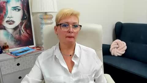 L u n a online show from August 14, 10:19 am