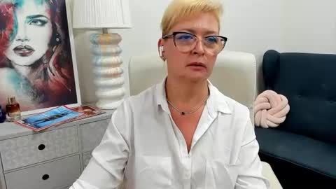 L u n a online show from August 14, 12:31 pm