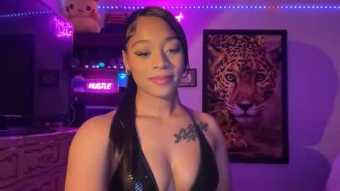 lunaa_11 online show from May 7, 7:20 am