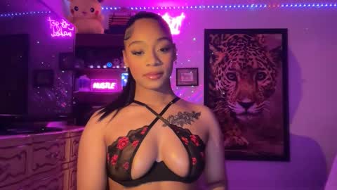 lunaa_11 online show from May 9, 6:05 am