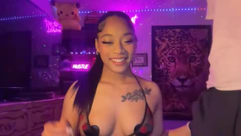 lunaa_11 online show from May 12, 6:25 am