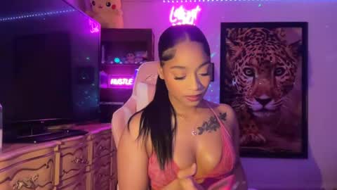 lunaa_11 online show from July 30, 6:10 am