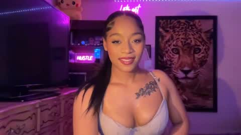 lunaa_11 online show from August 1, 6:30 am