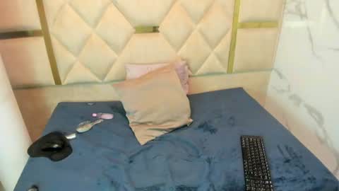 LunaAura online show from August 14, 9:57 am