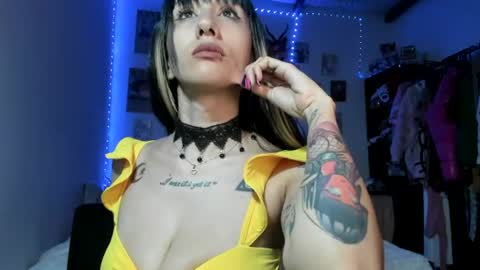 lunacristal_moon online show from August 3, 4:30 am