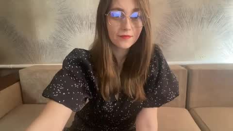 lunafeather online show from April 1, 4:21 am