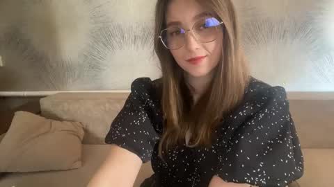 lunafeather online show from April 1, 5:27 am