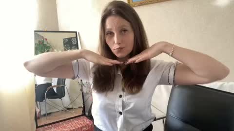 lunafeather online show from April 25, 6:52 am