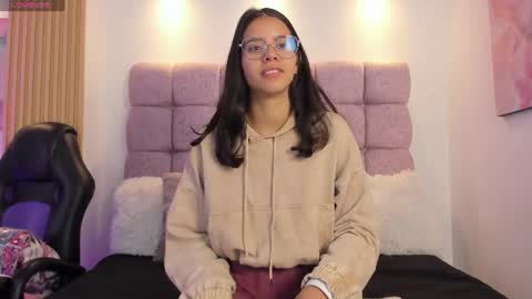 lunamillers_ online show from August 15, 12:31 pm