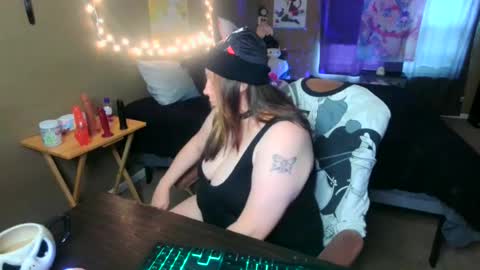 lunasynns online show from July 4, 6:21 pm