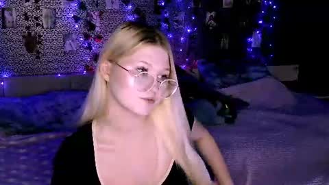 lunesssa online show from August 6, 8:52 pm