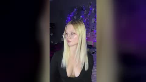 lunesssa online show from August 11, 6:32 pm